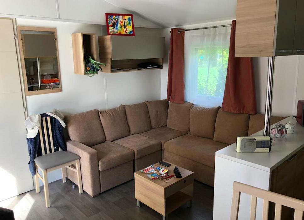 Mobil Home Proche Du Plan D'Eau D'Амбрюн Екстериор снимка