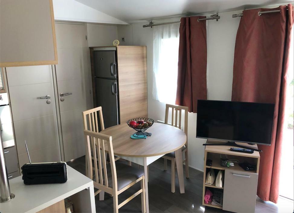 Mobil Home Proche Du Plan D'Eau D'Амбрюн Екстериор снимка